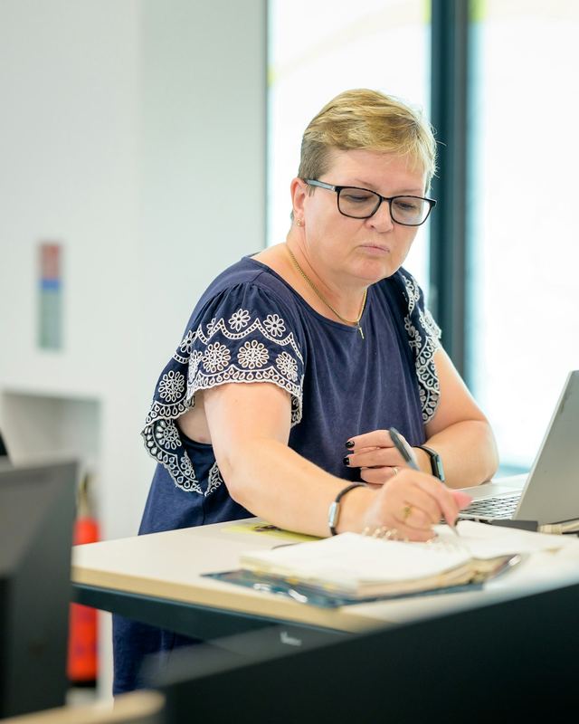 Sachbearbeiterin mit Notizen am Schreibtisch